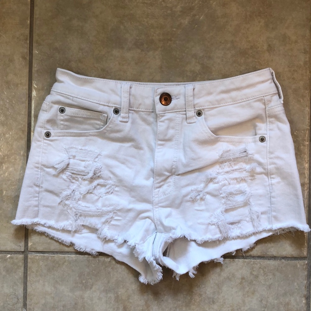 EUC. American Eagle white denim shorts.